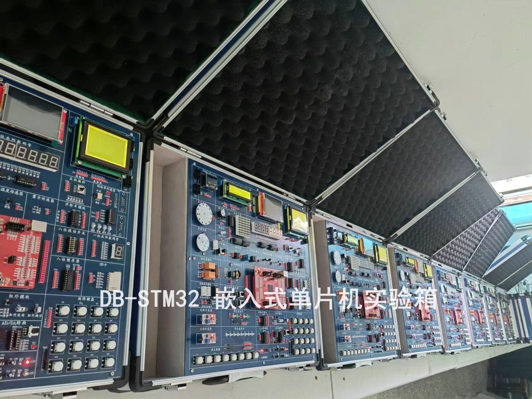 嵌入式单片机实验箱(图2) 嵌入式单片机实验箱