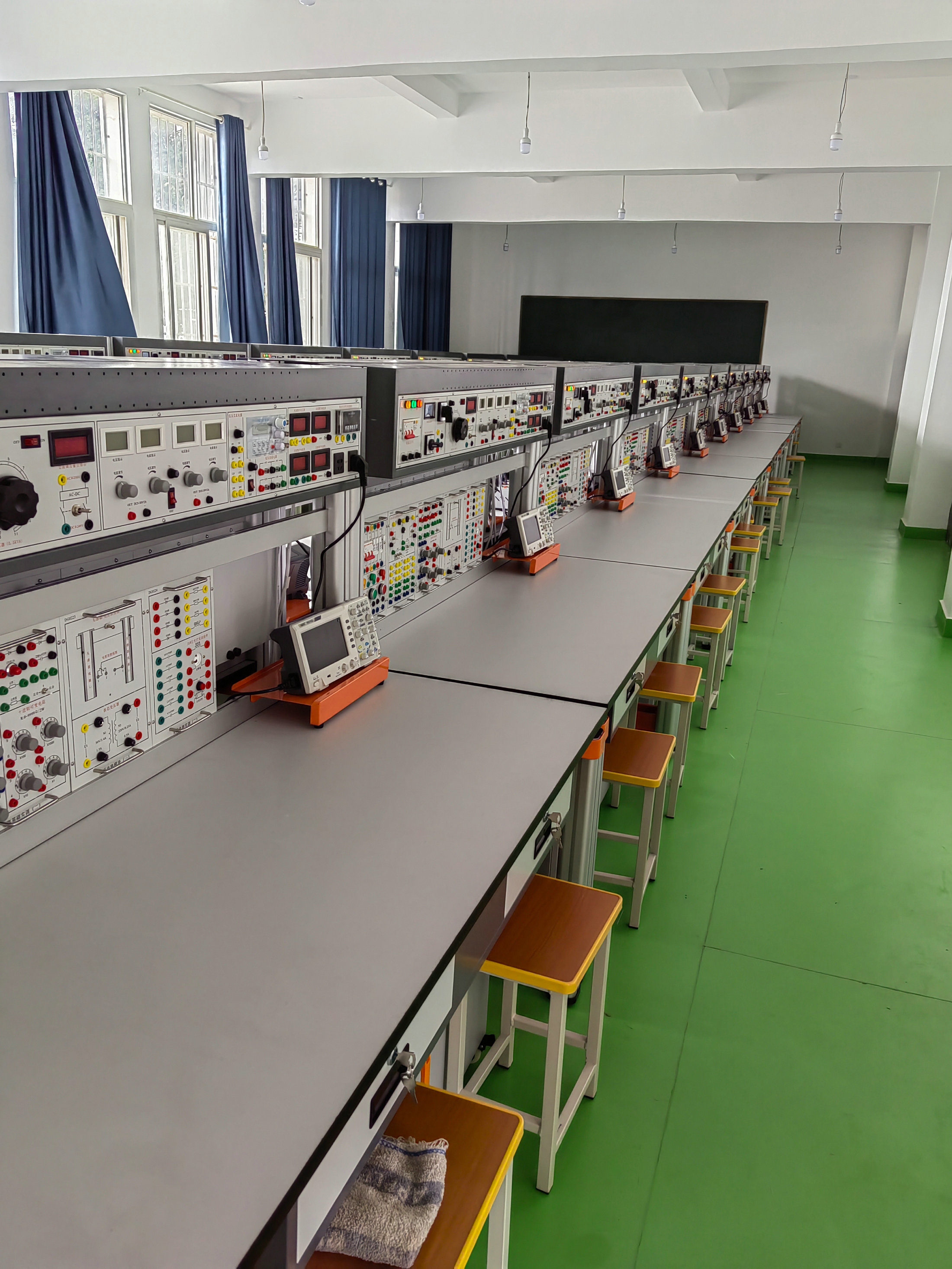 电工电子电拖实训考核装置(图2) 电工电子电拖实训考核装置